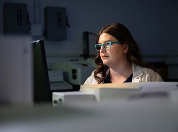 Illinois Tech graduate student working in a lab