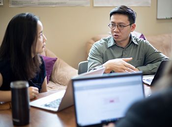 Illinois Tech student talking with Illinois Tech faculty
