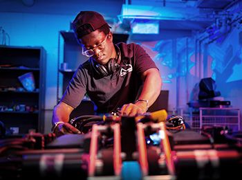 Illinois Tech student Jonte Williams working in the lab