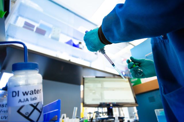An Illinois Tech student works in a lab