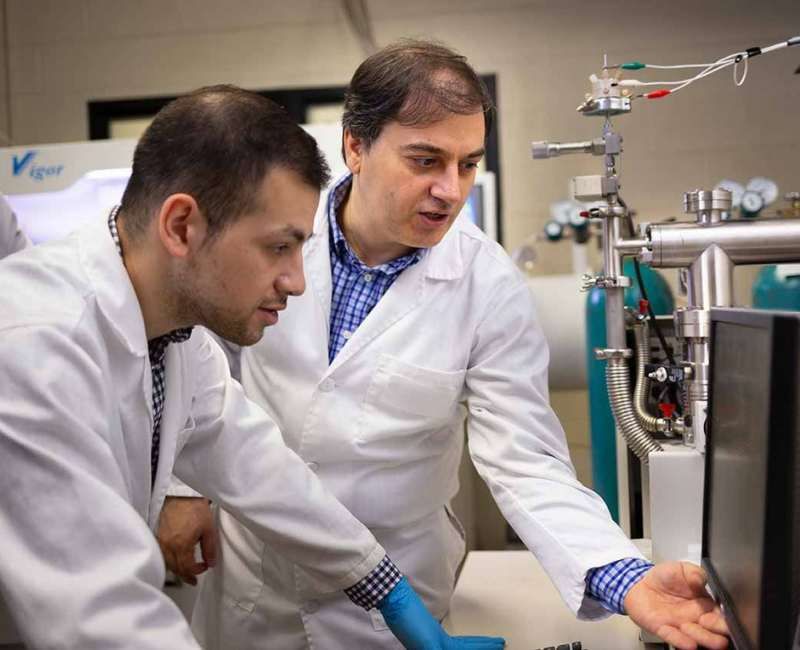 Illinois Tech ChBE Asadi in lab